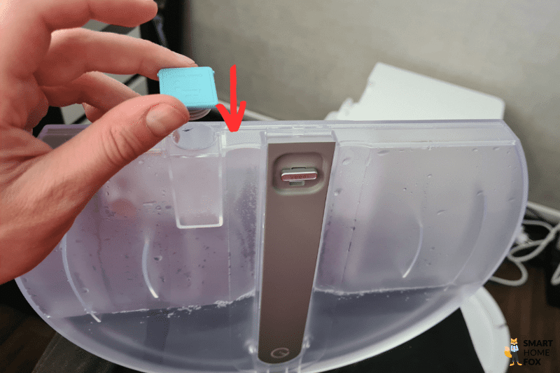 Der Wassertank Verschluss wird am mobilen Wassertank des Yeedi Cube angebracht.